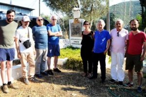 Moğollar, kansere yenilen bateristlerinin mezarını ziyaret etti