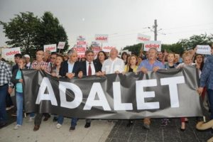 Eskişehir'de CHP'liler yağmur altında y&uuml;r&uuml;d&uuml;
