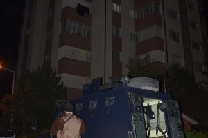 Apartmanda t&uuml;fekle ateş eden kadın korkulu anlar yaşattı