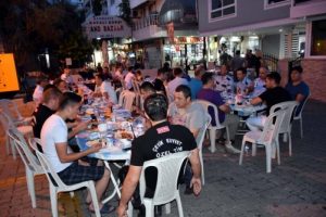 Marmaris'te polis ve esnaf birlikte iftar yaptı