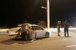 Otomobil bariyerlere &ccedil;arptı: 2 yaralı