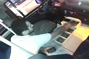 Bursa'da minib&uuml;steki paraları &ccedil;alarak kayıplara karıştı
