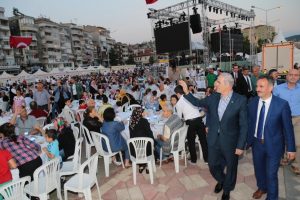 Bursa B&uuml;y&uuml;kşehir Belediye Başkanı Altepe, Gemlik'te vatandaşlarla bir araya geldi