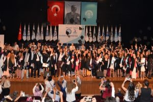 Bursa'da y&uuml;ksekokul &ouml;ğrencileri diplomalarına kavuştu