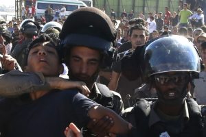 İsrail, Filistinli gen&ccedil;leri Mescidi Aksa'ya yaklaştırmıyor