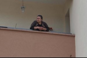Apartmanda rastgele ateş a&ccedil;tı! 19 saattir ikna edilemiyor