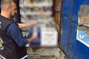G&uuml;mr&uuml;kte tırda 14 bin 880 şişe ka&ccedil;ak i&ccedil;ki ele ge&ccedil;irildi