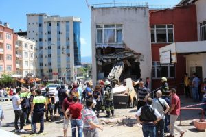Vin&ccedil; sağlık ocağına daldı: 1 &ouml;l&uuml;, 1 yaralı