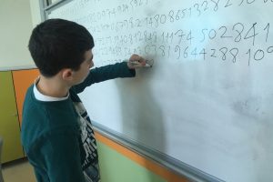 Pi sayısının 3 bin 141 basamağını ezberledi
