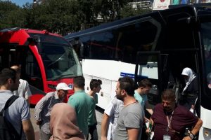 Bursa'da otob&uuml;sle tramvay &ccedil;arpıştı, trafik kilitlendi