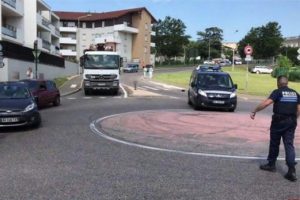 Fransa'da patlayıcı y&uuml;kl&uuml; olduğu sanılan bir ara&ccedil; durduruldu