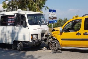 Yolcu minib&uuml;s&uuml; ile ticari taksi &ccedil;arpıştı: 6 yaralı