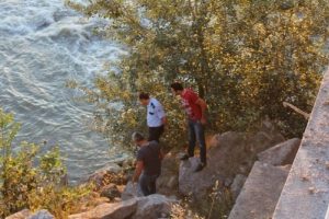 Serinlemek i&ccedil;in Sakarya Nehri'ne giren Suriyeli kayboldu