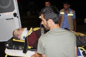 İki aracın &ccedil;arptığı baba ve kızı ağır yaralandı