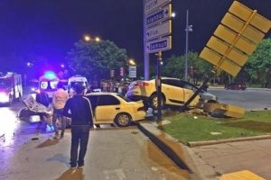 Kavşakta ara&ccedil;lar &ccedil;arpıştı: 4 yaralı