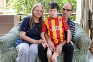 Yaşamaz denilen engelli Mira&ccedil; 13 yaşında