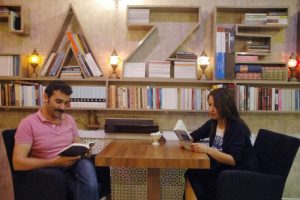 Bu kafede kitap okuyana &ccedil;ay, kahve bedava