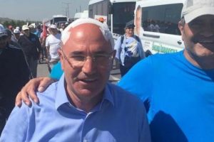 Adalet Y&uuml;r&uuml;y&uuml;ş&uuml;'nde kaza! Vekil başını &ccedil;arptı