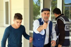 Oğlu 1 dakika ge&ccedil; kaldı, kapıları yumrukladı!