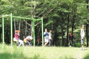 Piknik yaparken ağaca zarar veren yandı
