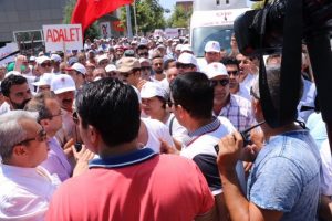 'Adalet Y&uuml;r&uuml;y&uuml;ş&uuml;'nde polis m&uuml;dahalesi