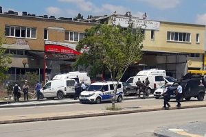 Eski eşinin &ccedil;alıştığı d&uuml;kkanı bastı, dehşet sa&ccedil;tı