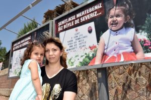 Şehit kızı, babasının Babalar G&uuml;n&uuml;'n&uuml; bilboard'la kutladı