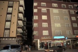 Telefonla konuşurken pencereden d&uuml;şen gen&ccedil; &ouml;ld&uuml;