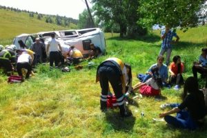 Bursa plakalı minib&uuml;s şarampole yuvarlandı: 10 yaralı