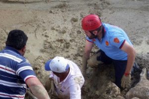 Hayvanlarını kurtarmak isterken canından oluyordu