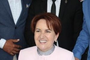 Bursa'da Akşener'den Bah&ccedil;eli'ye eleştiri