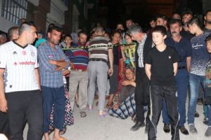 Minib&uuml;s, sokakta oturanları ezdi: 3 &ouml;l&uuml;, 7 yaralı