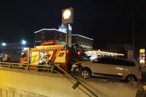 K&ouml;pr&uuml;l&uuml; kavşakta akılalmaz kaza