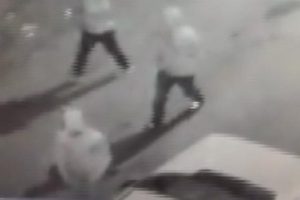 Bursa'da kap&uuml;şonlu otomobil hırsızları g&uuml;venlik kamerasında