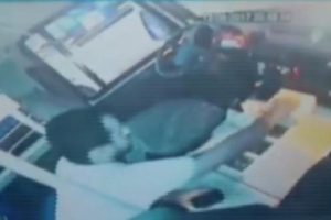 Bursa'da minib&uuml;steki paraları &ccedil;alan yolcu b&ouml;yle g&ouml;r&uuml;nt&uuml;lendi