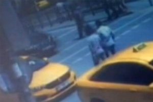 Motosiklet yaşlı adama b&ouml;yle &ccedil;arptı
