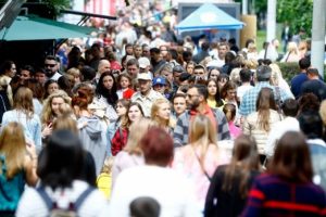 Ruslar yağmur dinlemedi T&uuml;rkiye Festivali'ne koştu