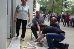 Bursa'da LYS'ye girebilmek i&ccedil;in kırık ayağındaki al&ccedil;ıyı s&ouml;kt&uuml; ama sınava giremedi