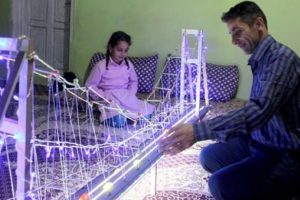 İstanbul'u g&ouml;rmek isteyen kızına Boğaz K&ouml;pr&uuml;s&uuml;'n&uuml;n maketini yaptı