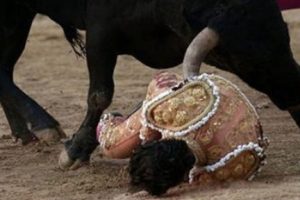 İspanyol matador boynuz darbesiyle &ouml;ld&uuml;