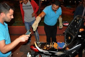 Bursa'da motosiklete giren yavru yılan b&ouml;yle &ccedil;ıkarıldı