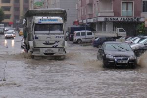 Aniden bastıran sağanak yağış sonrası yollar g&ouml;le d&ouml;nd&uuml;
