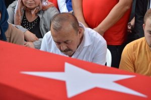 Babalar g&uuml;n&uuml;'nde şehit oğluna veda etti