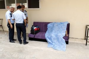 &Ouml;l&uuml;m &ccedil;ekyat &uuml;st&uuml;nde otururken yakaladı