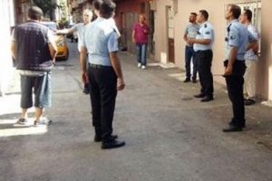Taksi g&ouml;ndermeyen durağa maytap attı