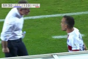 Oyundan aldığı futbolcusuna kafa attı!