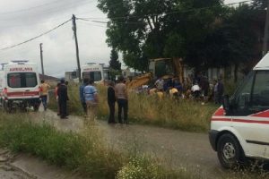 Otomobil iş makinesine &ccedil;arptı: 6  yaralı