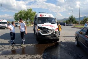 Ambulansın da karıştığı zincirleme kazada 1 kişi yaralı