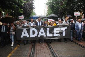 Eskişehir'de yağmur altında 'Adalet' y&uuml;r&uuml;y&uuml;ş&uuml;