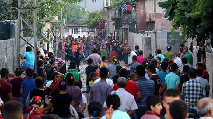 Adana'da meydan savaşı gibi aile kavgası: 4 yaralı